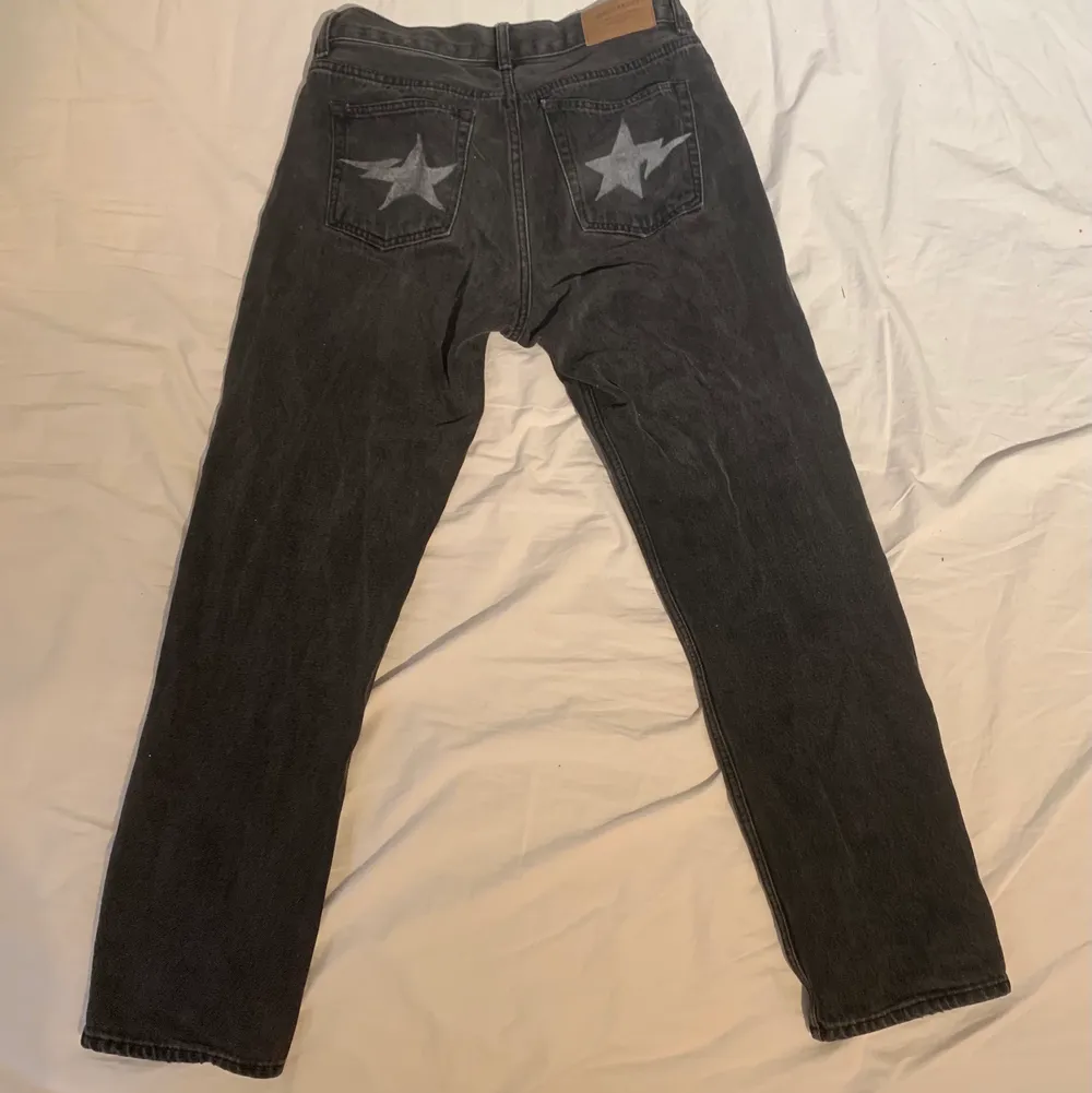 Sweet SKTBS jeans som jag har målat lite på med textilfärg. Lite urtvättade men annars i fint skick☺️ Storlek 27. Jeans & Byxor.