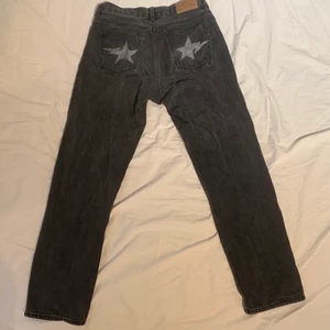 Custom Jeans - Sweet SKTBS jeans som jag har målat lite på med textilfärg. Lite urtvättade men annars i fint skick☺️ Storlek 27