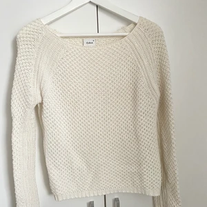 Vit stickad tröja - En tunnare stickad tröja i storlek M och en créme vit färg. Tröjan är i gott skick. 