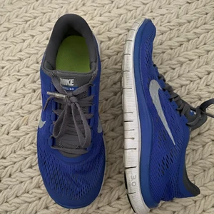 Nike - Super sköna sneakers i modellen Free Run från NIKE. Färgen är lila/blå i strl 36,5 men passar nog även de som har strl 36. Bra skick! 