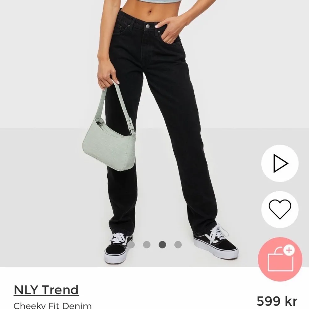 (Lånad bild ) Lågmidjade jeans ifrån Nelly , andvänd en gång då jag beställde i för stor storlek . Säljer dom för 250kr. Jeans & Byxor.