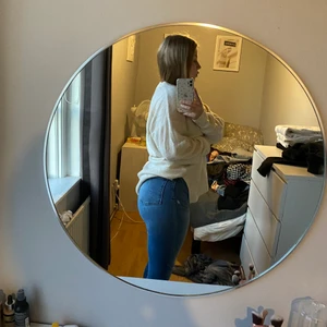 Stickad tröja - Jätte mysig stickad tröja i storlek L, kan användas som en oversized tröja, matcha med en väst och ett par snygga jeans, sen är du klar för att gå. Kan fraktas men köparen står för frakt