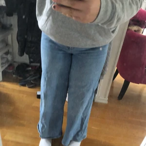 high waist jeans blåa  - wide jeans ifrån hm köpta i våras och inte använts mycket, säljer pga inte andvänder och inte min typ av jeans köpta för 350kr 