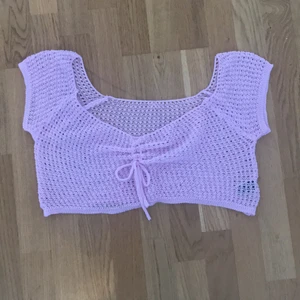 Rosa kofta  - Jag säljer en stickad rosa kofta! Aldrig använd! Storlek står inte men tror jag beställde den i en S eller M, ganska stor i storleken! Köparen betalar frakt :)