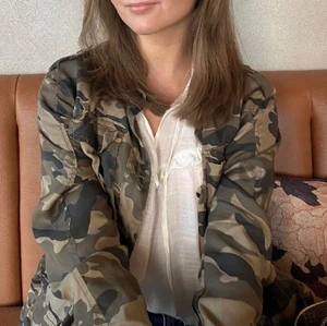 Jacka - Säljer min ass snygga millitar jacka eftersom jag får ingen användning av den💗 Inga defekter väldigt bra skick💗 Vet inte vart den e ifrån men skulle typ gissa på zara eller Vero moda💗 