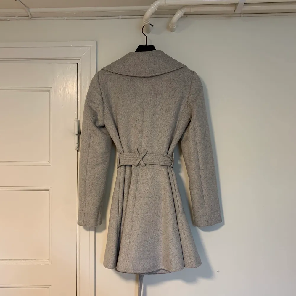 Fin ljusgrå kappa med snygg passform i storlek S. Inköpt från ASOS och är aldrig använd.. Takit.