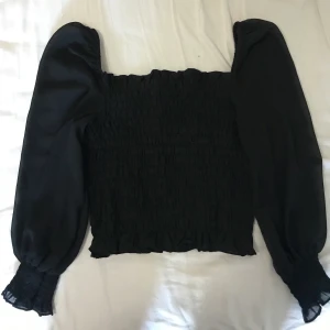 Blus - Blus från H&M. Använd 2 gånger💓