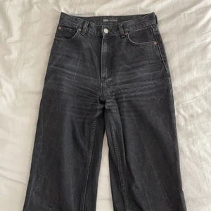 Zara jeans - Säljer dessa super fina jeansen från zara, då de tyvärr är för små. Bilderna får jeansen att se mer gråa ut, men de är mer mörka i verkligheten💕 skulle säga att de är urtvättade svarta jeans☺️ storlek 36