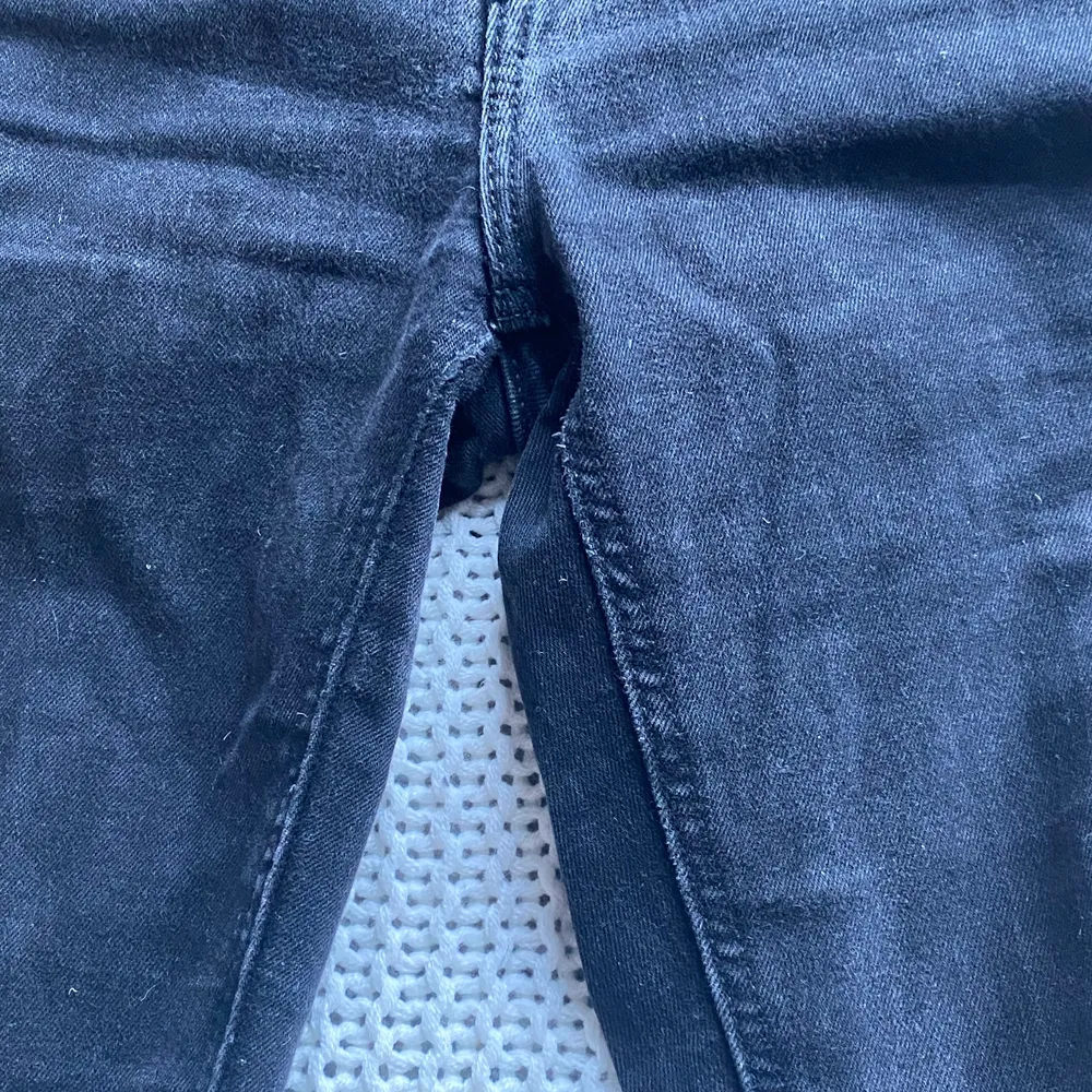 Svarta vera skinny jeans från Lindex. De är i bra skick förutom att färgen är lite urtvättad och de är lite slitna på insidan. Sitter bra på mig som är storlek S. Frakten kostar 79 kr ❤️. Jeans & Byxor.