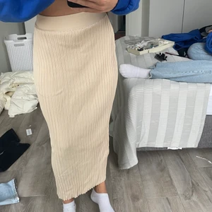 Chiquelle Kjol - Säljer en beige ribbad kjol från chiquelle använd 1 gång så är nyskick. Storleken på kjolen är One Size men jag är 170 för lite referens. Köparen står för frakten!💗