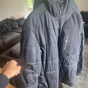 Sail Racing jacka STRL M passar även S - Sail Racing jacka som jag sjölv använda förra vintern inga hål eller något liknade på den. STRL M men känns lite emellan S och M eftersom den inte är så jätte stor