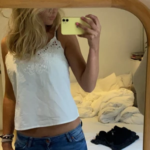 Vit linne topp/blus - Sååå söt vit topp/linne, med spets/broderi högst upp 💕❤️❤️😇 I storlek 38, men är mer som än en S skulle jag säga. Aldrig använd, endast prövad!! Passar perfekt till jeans, och under en kofta. Den är rätt så djup i ryggen och spaghetti band!