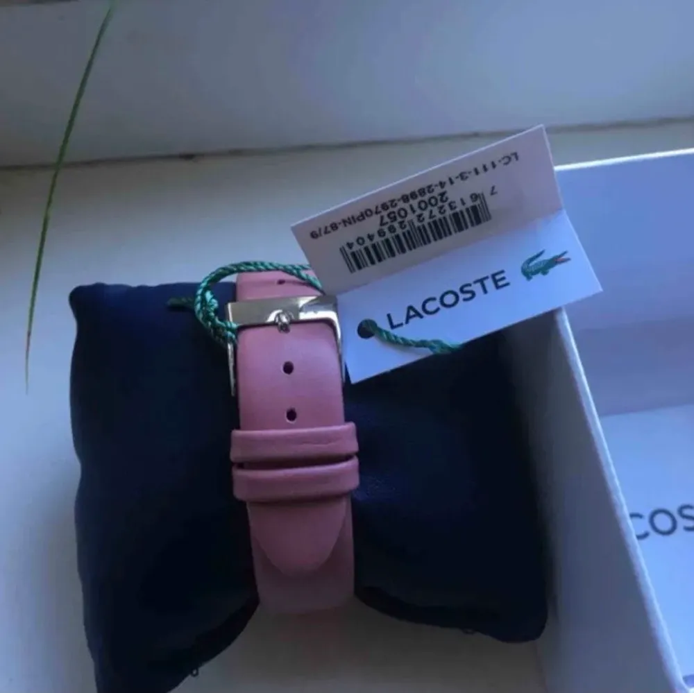 Rosa armbandsur från Lacoste, som är helt nytt och aldrig buren, boxen medföljer också. Fick klockan i studentpresent 2019 och nypris ligger runt 1200 kr. Man kan självklart byta själva armbandet, om färgen inte faller en i smaken. Jag möts upp och fraktar! 💃. Accessoarer.