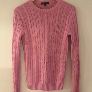 Ralph Lauren kabelstickad tröja använd fåtal gånger då färgen inte passat mitt rosa hår. Perfekt skick. 