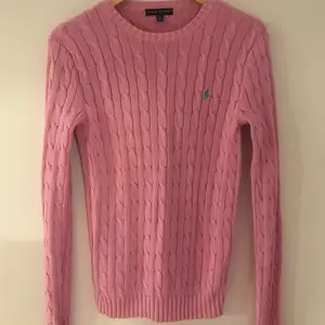 Ralph Lauren kabelstickad tröja använd fåtal gånger då färgen inte passat mitt rosa hår. Perfekt skick. 