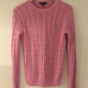 Ralph Lauren kabelstickad tjöja - Ralph Lauren kabelstickad tröja använd fåtal gånger då färgen inte passat mitt rosa hår. Perfekt skick. 