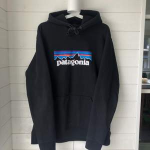 Svart patagonia hoodie i strl L. Den är använd men i fint skick. Säljes pågrund av att den inte längre används. Nypris 999kr. Köparen står för frakten ✨