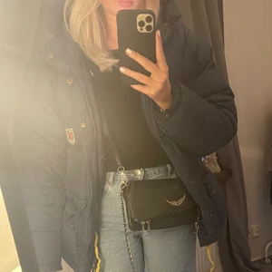 Fjällräven jacka dunjacka  - Intressekoll på min superfina fjällräven jacka i modellen expedition down jacket, mörkblå. Supervarm och väldigt skön. Den är använd men fortfarande i gott skick utan fläckar eller hål, själva grejen man drar i till dragkedjan är av men inget som syns eller märks. storleken är XXXS men väldigt stor i storleken den sitter bra på mig som har S! Kan mötas i Stockholm eller frakta med spårbar frakt. För fler frågor, bilder eller bud kontakta mig privat!!💓 