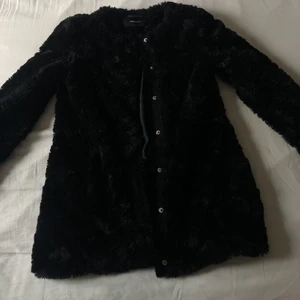 Lurig höstkappa - Svart ”päls” kappa från vero moda i storlek xs/s. Passar båda. Väldigt fint skick. Finns fickor på båda sidorna ifram. Fraktkostnaden kollar jag upp vid intresse