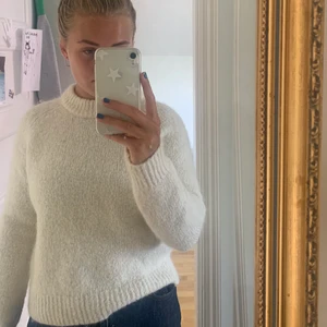 Benvit vinter/höst tröja - Benvit tröja i mycket gott skick. Material: ullblandning. Jag har vanligtvis medium i tröjstorlek. Använts ett fåtal gånger. Orginalpris: 899 kr
