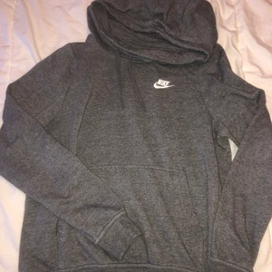 Nike Hoodie  - Mörk grå Nike Hoodie som är använt några gånger, passar bra för både  storlek S/M , den är mjuk o varm att ha på sig🤎