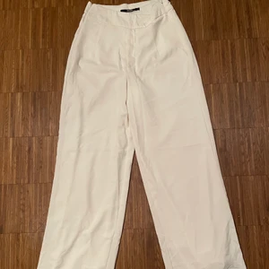 Vita byxor - Vita byxor, kostymliknande, från Bikbok storlek S.