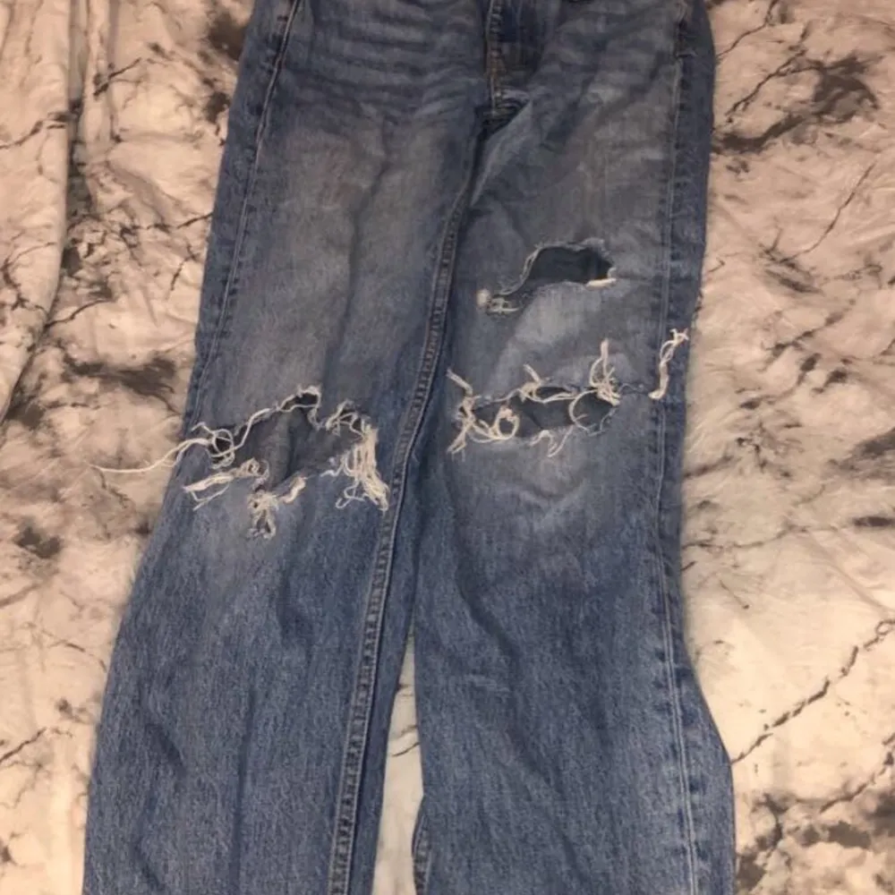 Jätte fina jeans!😍 älskar dom, tyvärr har dom blivit för små. Men väldigt fint skick! Köparen betalar frakt❤️köp direkt 250kr. Jeans & Byxor.