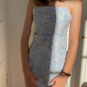 Zara klänning - superfin blå klänning från zara!! helt oanvänd och har fortfarande på prislapp✨✨ den har dragkedja på sidan och ett skärp men säljer för att den är för kort på mig