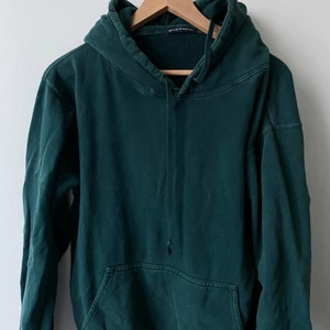 Mörkgrön hoodie - Köpt på Brandy Melville i NY och får tyvärr inte plats i flytten. 