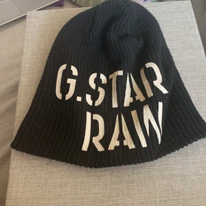 G-star mössa - Äkta G-star ull mössa, svart färg, herr mössa men passar för tjejer också…..så cool 🖤🖤🖤🖤🖤