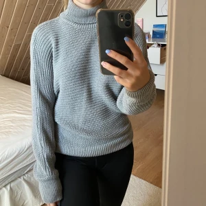 Stickad tröja - Grå stickad tröja i oversize modell. Från NA-KD i storlek XS. Hör av er vid frågor💞