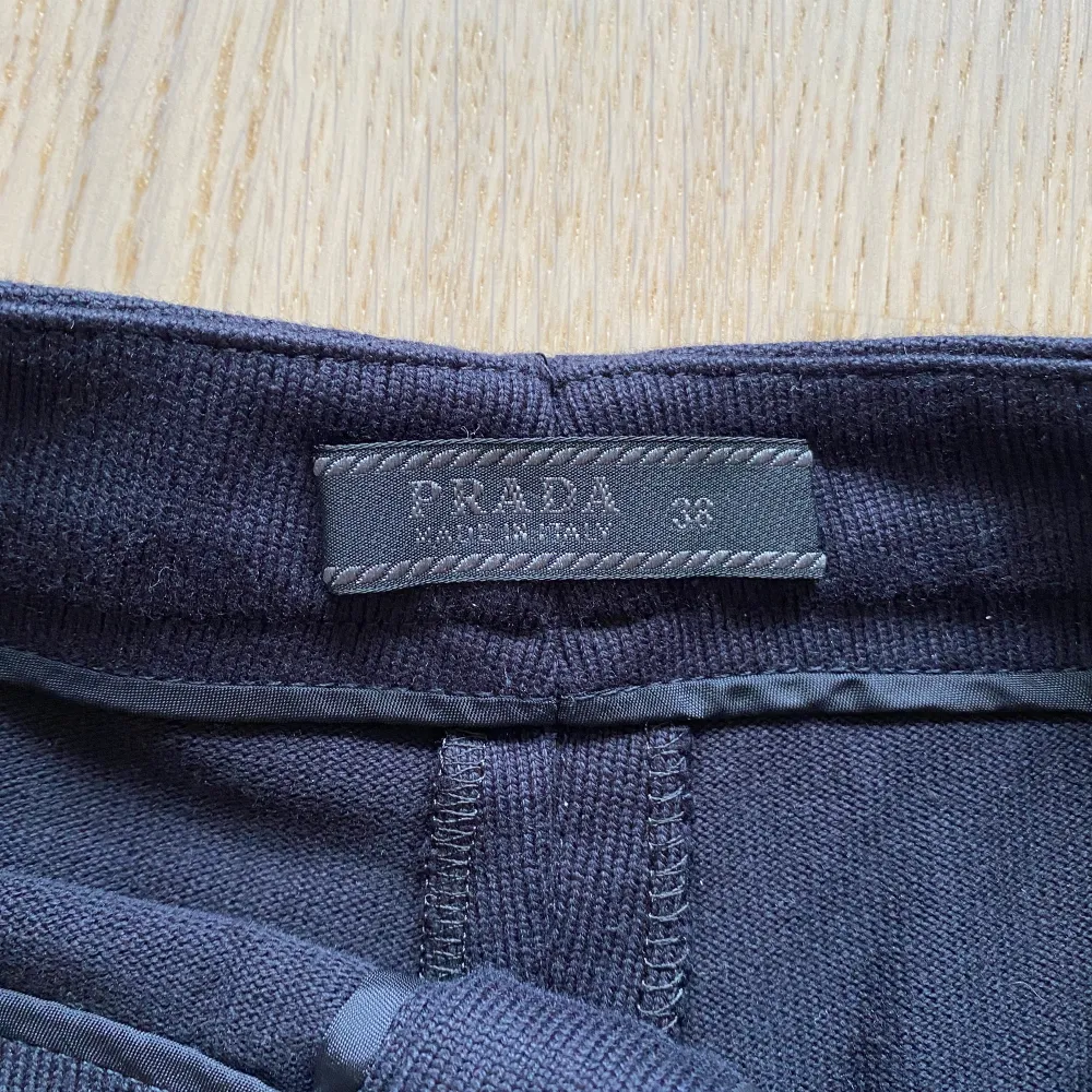 Marinblå shorts från Prada storlek IT38/XS, superfint skick! Köpta i vintagebutik i NY för 1000 kr.. Shorts.