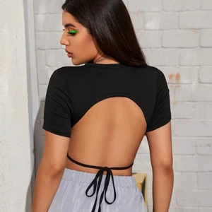 Croptop öppen rygg - Snygg topp från shein med öppen rygg i nyskick. Toppen är ganska tunn och kan vara lite transparent i vissa ljus men annars otroligt snygg!!🥰