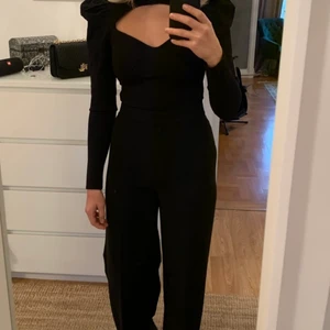 Kostymbyxor nyskick  - Kostymbyxor som har långa ben,fina med klackar. Hög midja. Använt bara några gånger.