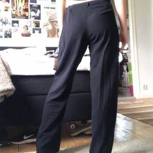 Svarta kostymbyxor - Snygga vida byxor i bra skick, jag är 172