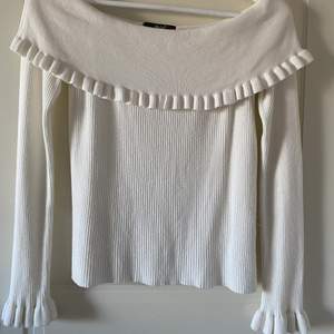 Gullig och fin stickad off shoulder tröja med volang från Chiquelle. Köpt för några år sedan men är iI mycket fint skick. Storlek: onesize men skulle säga 34/36. Frakt tillkommer 🤍🤍