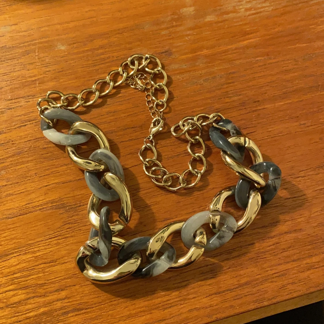 Halsband guld och grå