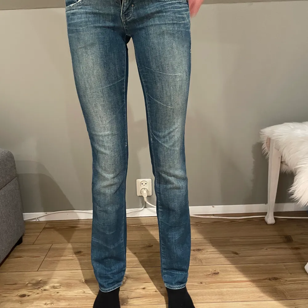 Ett par jättefina jeans från g-star som ör väldigt coola o trendiga eftersom det är lågmidjade o skinny vid låren och dom är så fina!😍. Jeans & Byxor.