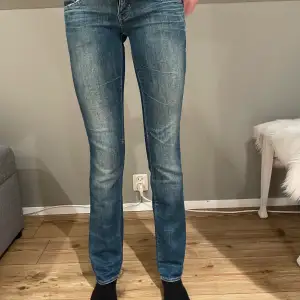 Ett par jättefina jeans från g-star som ör väldigt coola o trendiga eftersom det är lågmidjade o skinny vid låren och dom är så fina!😍