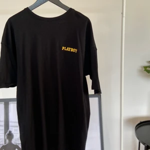 Playboy T-shirt klänning - Playboy t-shirt klänning från missguided. Använd cirka 1 gång så den är i nyskick. Passar S/M men kan mycket väl passa L också då den är rätt oversized.