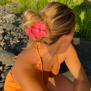 Trendiga hårklämmor - Säljer denna trendiga sjukt snygga oanvända hårklämma i rosa från emijaynic. Nypris : 150kr Dm för frågor💕💕 Buda