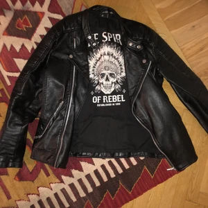 Skinnjacka - Skinnjacka från New Yorker. Fint skick. Möts helst upp men kan frakta också.