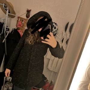 Höstkappa - Jättefin höstkappa med stor luva, säljer pga för korta ärmar, knappt använd. Köpte för 700 kr 
