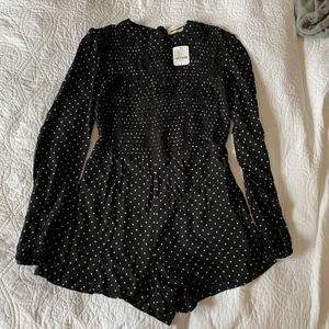 Jumpsuit Urban Outfitters - Söt jumpsuit från Urban outfitters som fortfarande har prislappen kvar. Säljer pga gillar inte hur den sitter på mig. Köpare står för frakt men kan mötas i Göteborg! ☺️