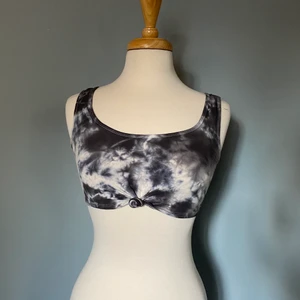 Crop top i batik - Fin crop top i batikmönster och knut i fram. Sista bilden återger färgen tydligast. Aldrig använd. Spana gärna in mina andra annonser för samfrakt!