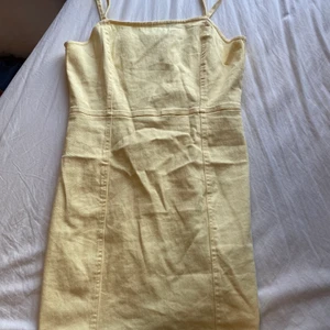 Gul jeans klänning från HM - Jätte fin klänning från Hm. Bra kvalite och bara använd några få tals gånger. Storlek 42. Har en drag kedja vid ryggen