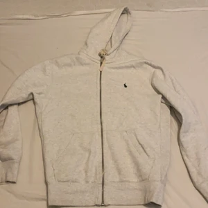 Ralp lauren hoodie - Tröjan är i utmärkt skick och är inte använd så mycket. Den har inga hål eller liknande 