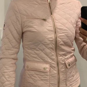 Bondelid Jacka - Jätte snygg Bondelid jacka i färgen baby rosa och har fina detaljer. Säljer den då det inte käns som mig, storleken är 34 men passar även en till två storlekar större.