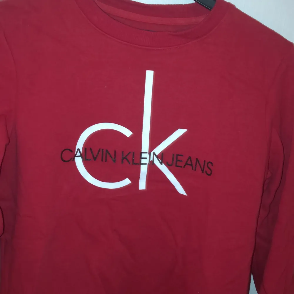 Säljer min röda Calvin Klein tröja i fint skick, knappt använd.. Neuletakit & Villapaidat.