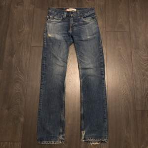 vintage levis lågmidjade jeans 511 med raka ben. Fick dessa av min moster men dom var tyvärr försmå.💞 buda från 150kr eller köp direkt för 250💞 köparen står för frakt